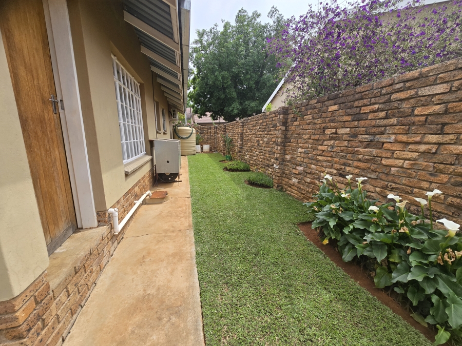 To Let 2 Bedroom Property for Rent in Flamwood North West